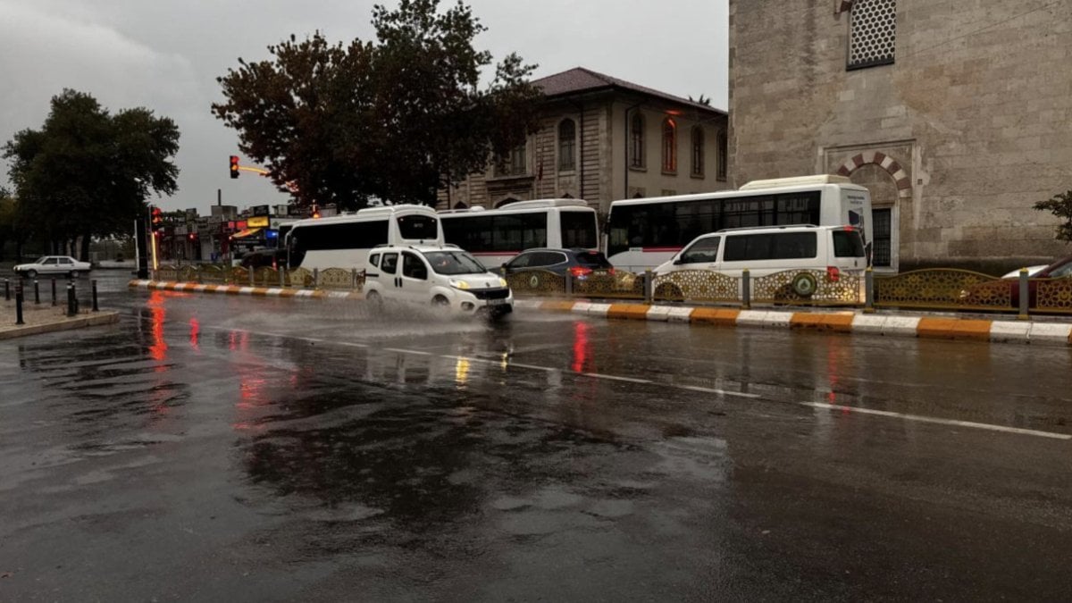 Edirne’de sağanak hayatı olumsuz etkiledi