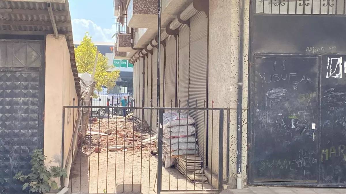 Elazığ’da Depremde Düşen Sıva Parçalarıyla Yaralanmalar