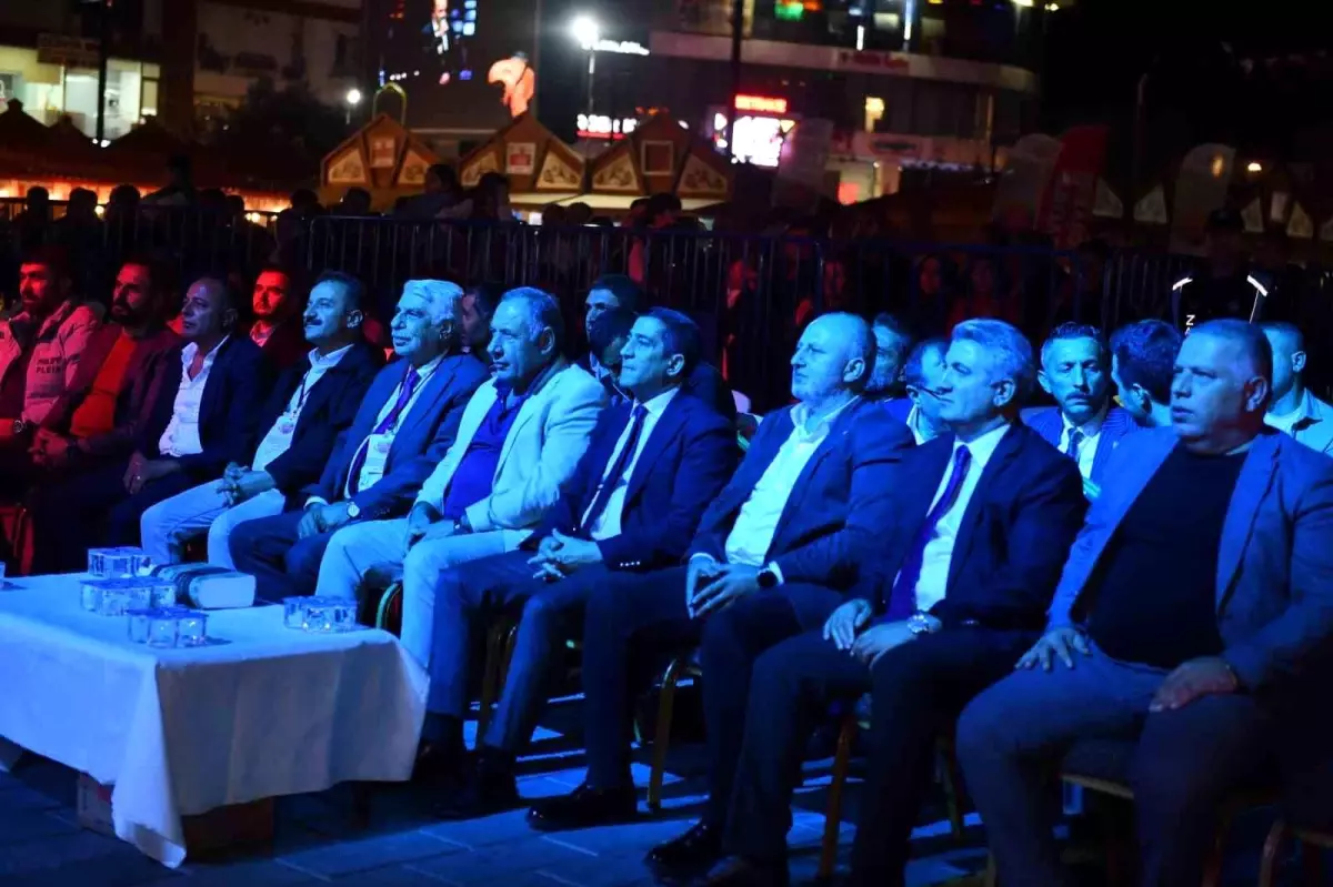 Esenyurt Kardeş Kültürler Festivali’nde Aşıklar Gecesi