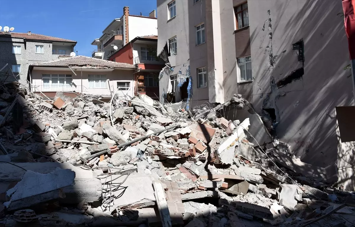 Kırıkkale’de hasarlı binanın yıkımında 3 bina zarar gördü