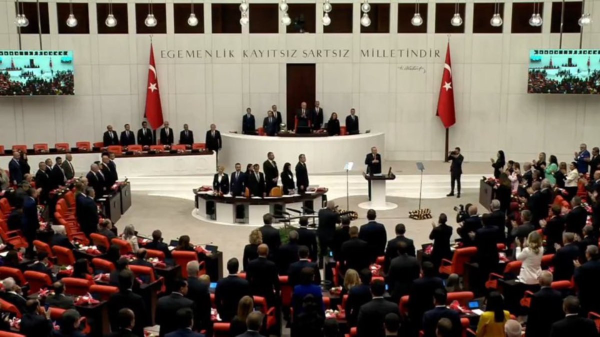 TBMM’nin açılış töreninde DEM’li vekiller İstiklal Marşı’nı okumadı