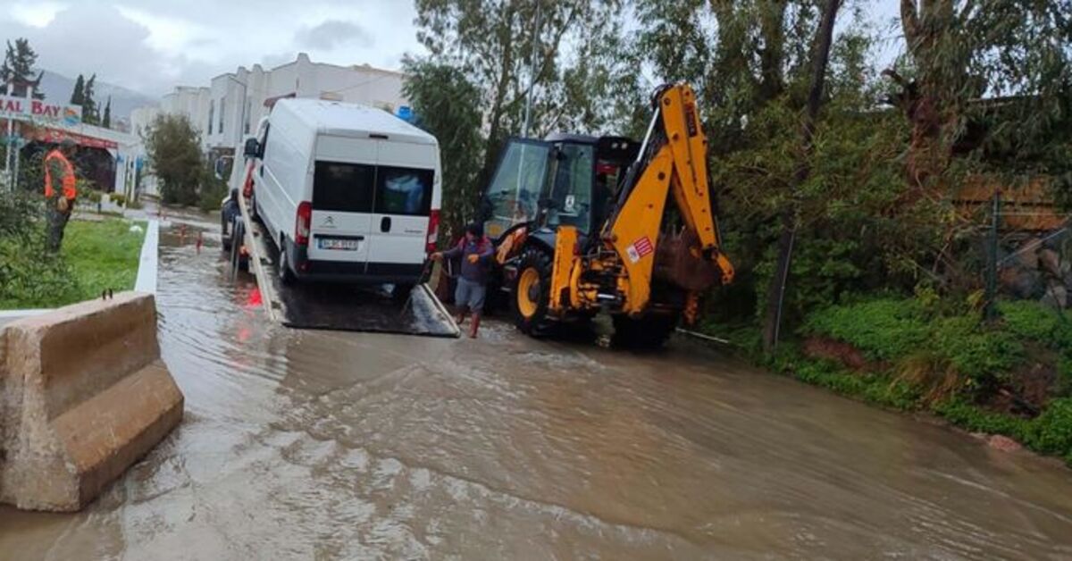 Bodrum’da sağanak: Cadde ve sokaklar göle döndü