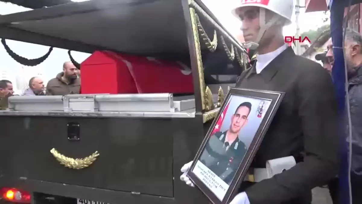 ‘Kız kardeşi ve annesi şehidi tabutu öperek, uğurladı’
